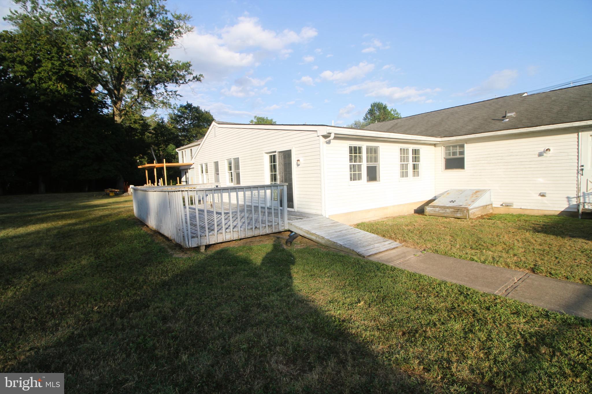 933 LOWER FERRY ROAD