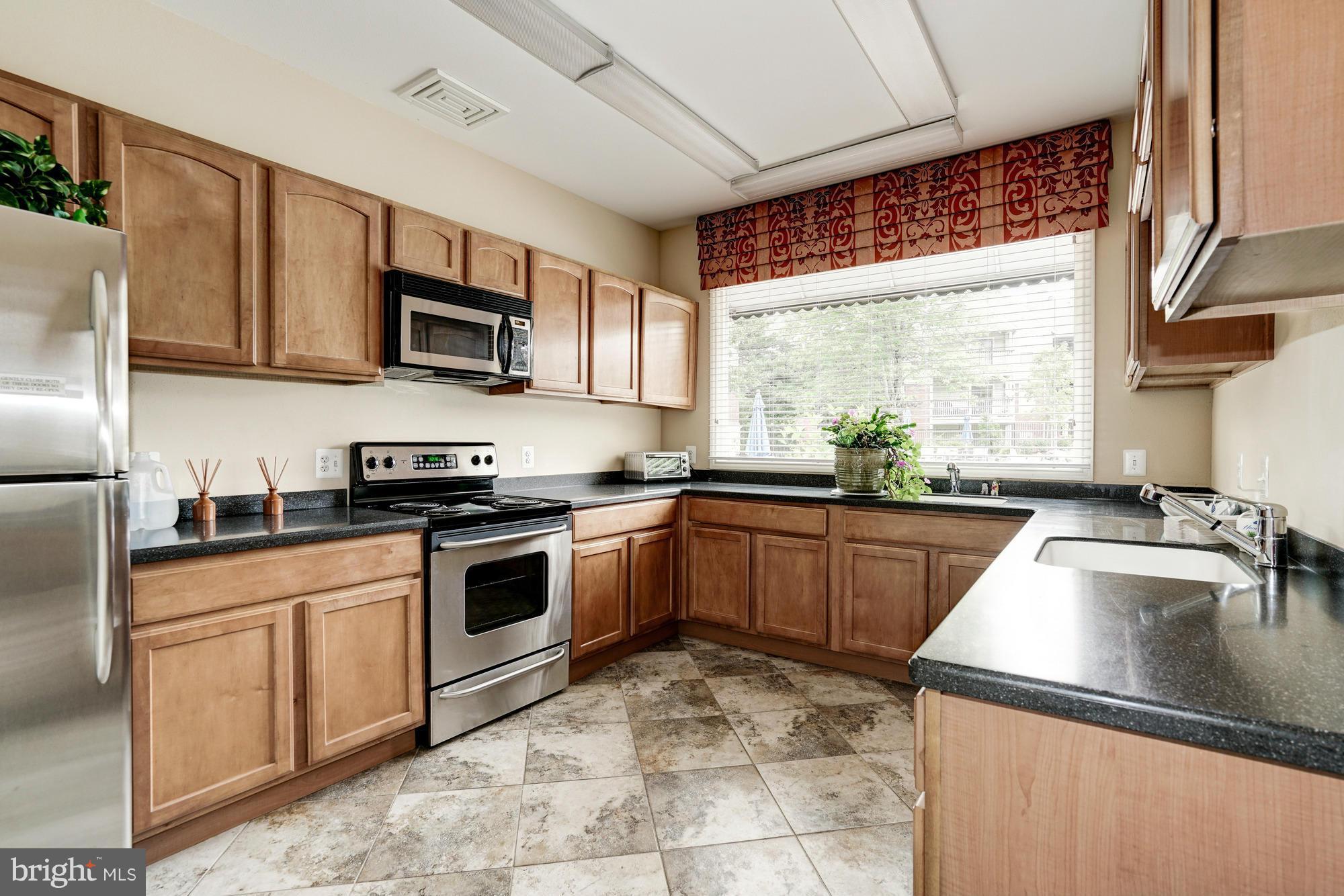 PENDERBROOK SQUARE CONDOMINIUMS - Residential