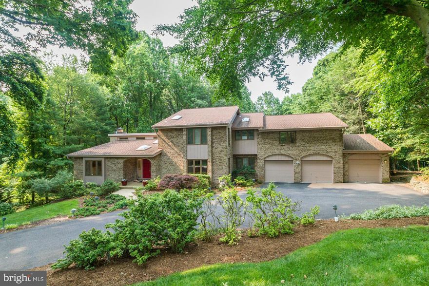 HUGE PRICE REDUCTION!!!YOUR OWN SPA IN CLOSE-IN BETHESDA!!1.2 Acre level lot w/tennis court +pool. Vacation at home! Beautifully maintained contemporary home features dramatic ceiling height, inviting rooms, walls of glass, scenic views. Magnificent Master Bath.Entertain in Style +relax in this wonderful setting.Screened-in Porch,large deck, lower level patio.Superb privacy.GREAT VALUE!