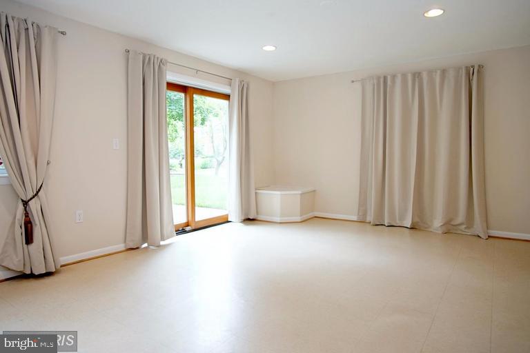 COLLEGE PARK WOODS - Residential Lease