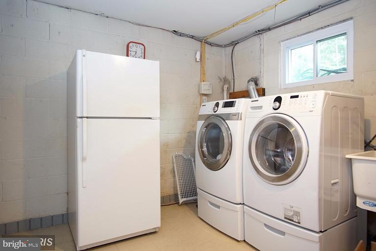 COLLEGE PARK WOODS - Residential Lease