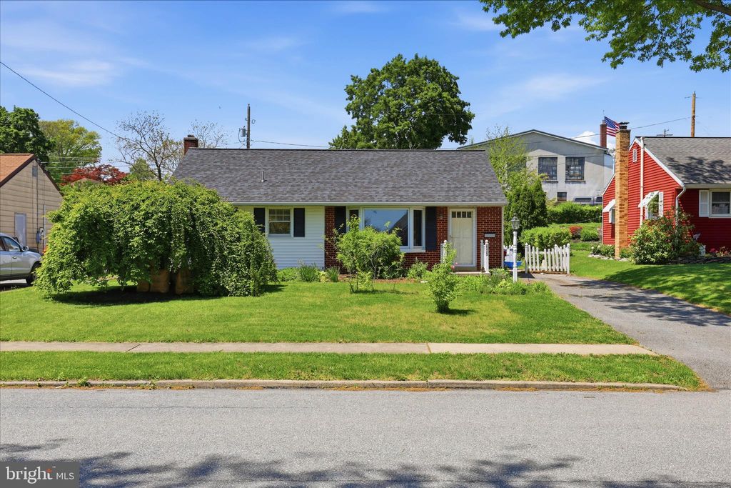 Photo of 655 N Mount Joy Street, ELIZABETHTOWN, PA 17022 (MLS # PALA2087686)