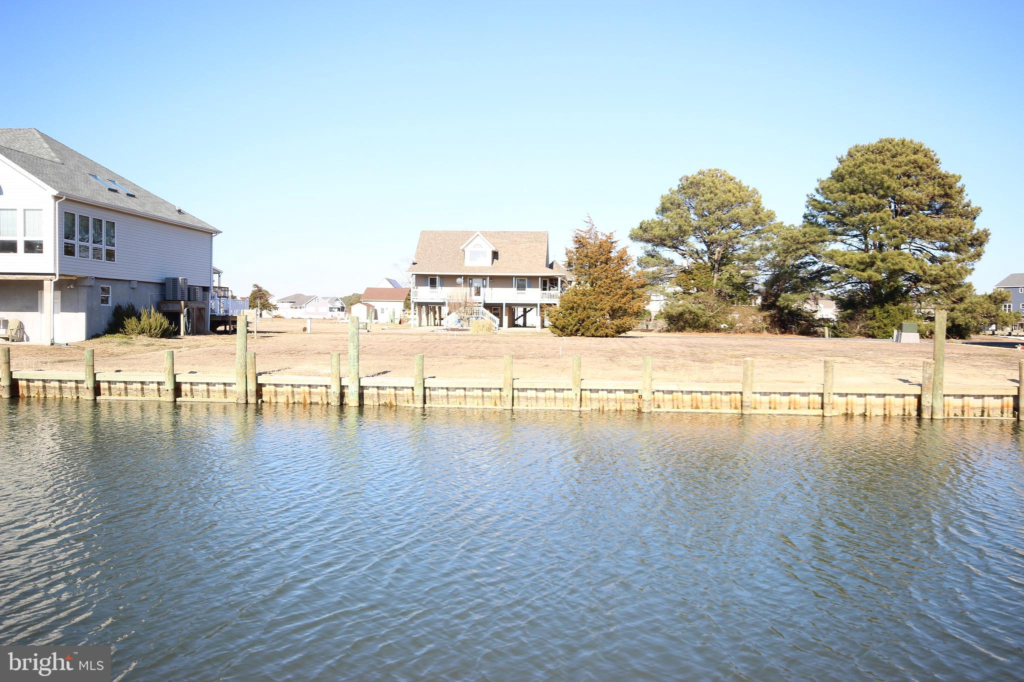 CAPTAIN'S COVE - Land