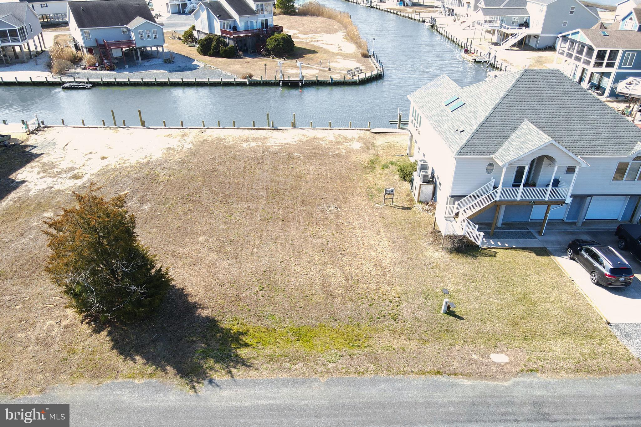 CAPTAIN'S COVE - Land