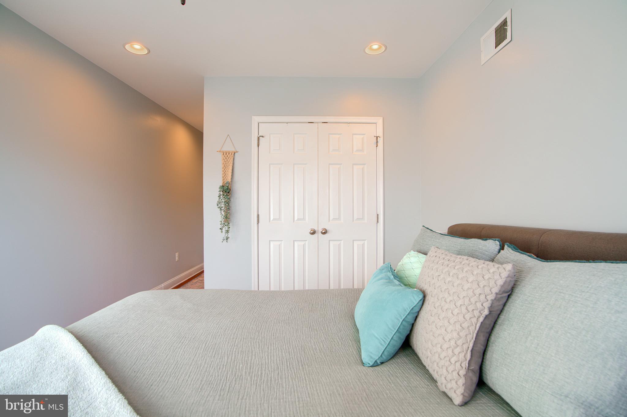 LOCUST POINT - Residential