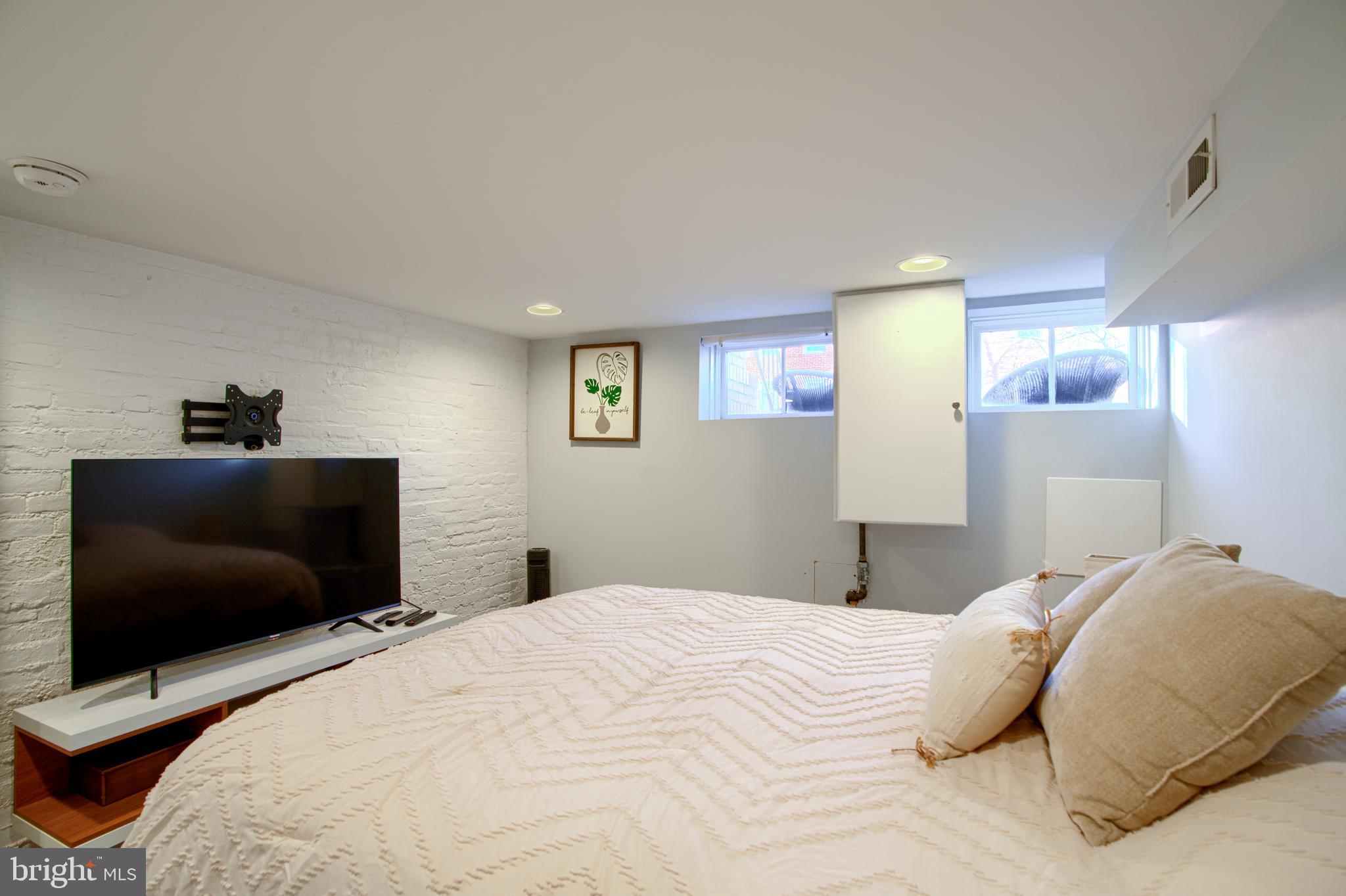 LOCUST POINT - Residential