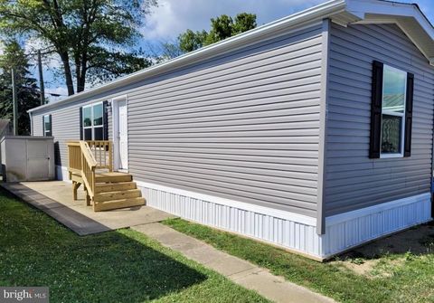 Mobile Home For Sale - 47 Hilltop Avenue<br/> AKRON, PA 17501