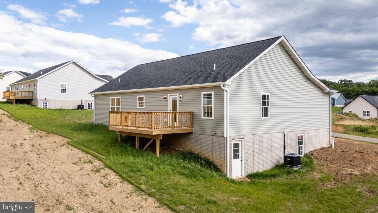 389 LEOLA LOOP