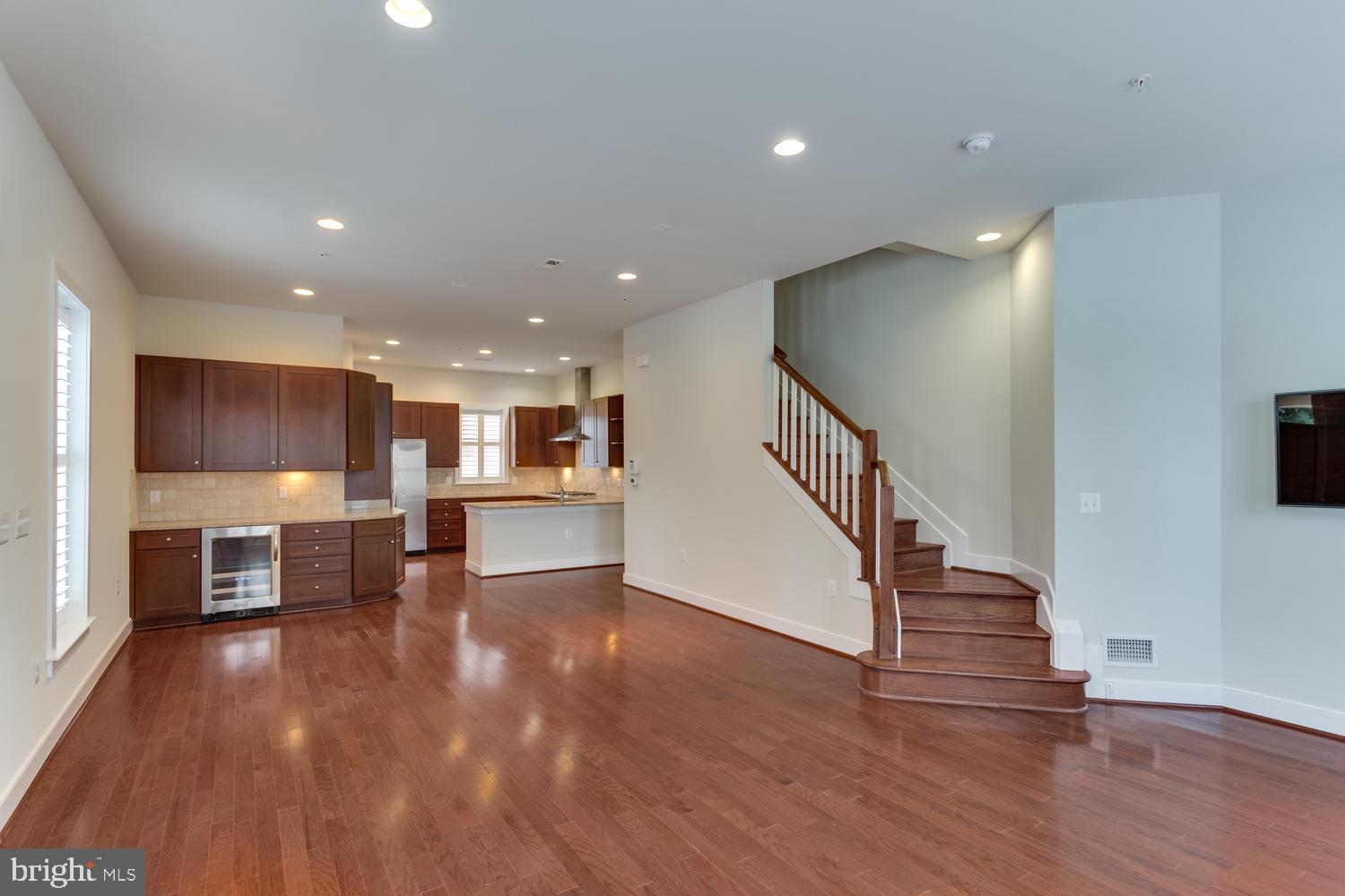 701 MCKENZIE AVENUE