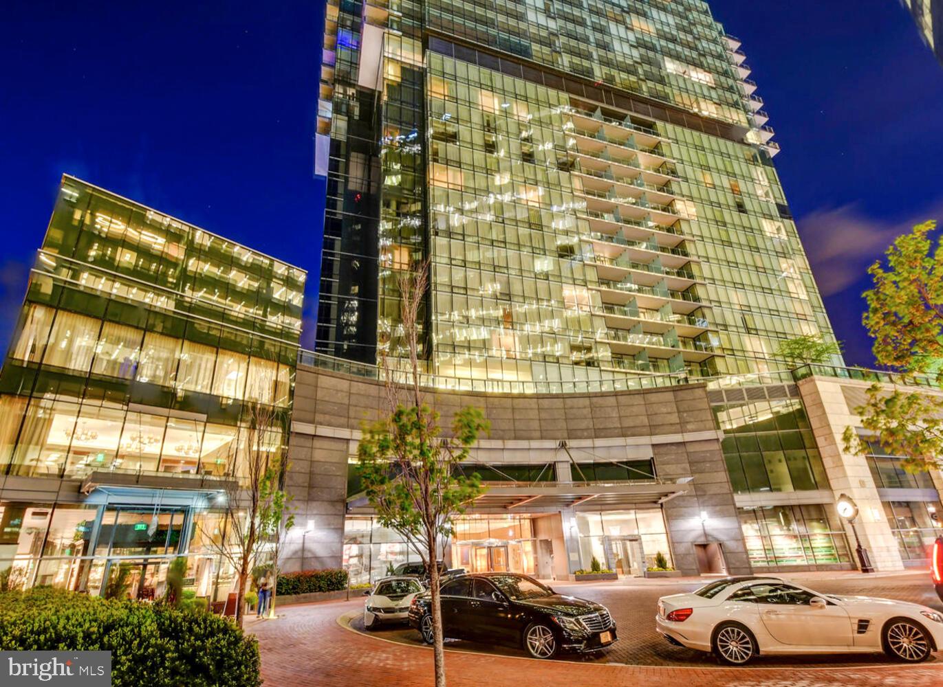 FOUR SEASONS PRIVATE RESIDENCES - Residential