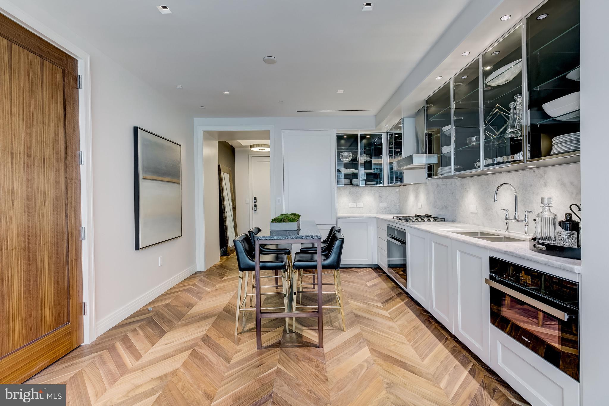 FOUR SEASONS PRIVATE RESIDENCES - Residential