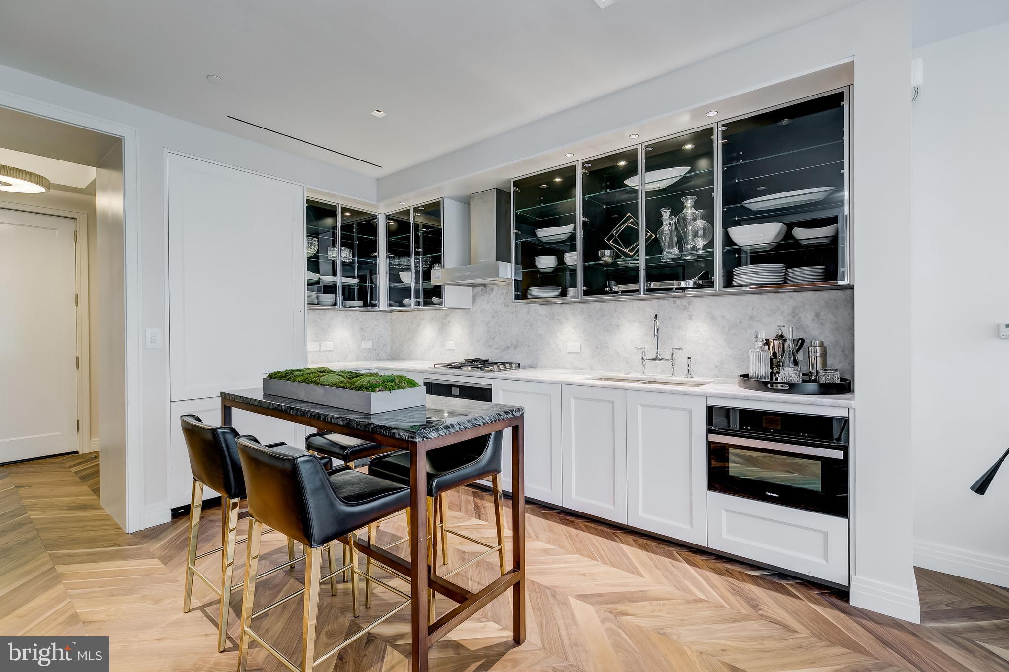 FOUR SEASONS PRIVATE RESIDENCES - Residential