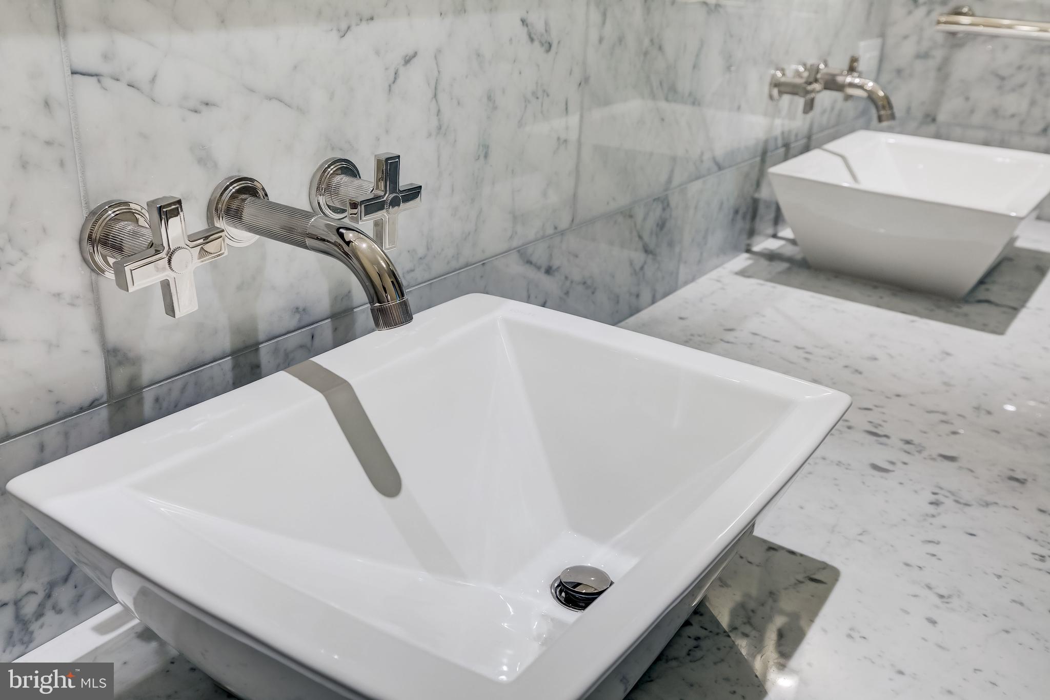 FOUR SEASONS PRIVATE RESIDENCES - Residential