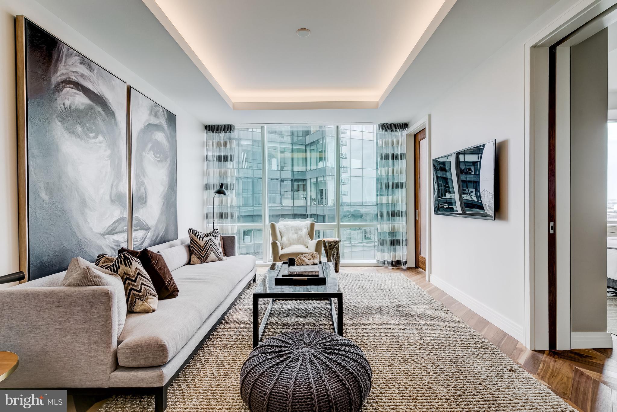 FOUR SEASONS PRIVATE RESIDENCES - Residential