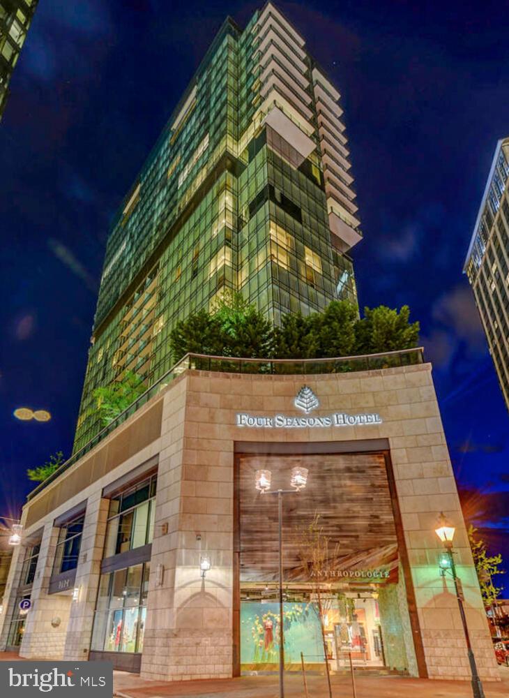 FOUR SEASONS PRIVATE RESIDENCES - Residential