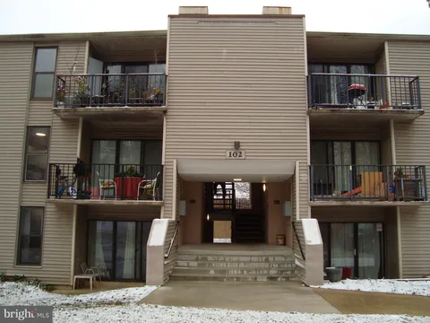 102 Duvall Lane Unit 6-202, Gaithersburg, MD MLS: MDMC2210294