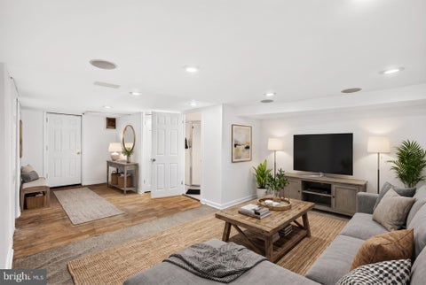 Townhouse For Sale - 827 Saint Dunstans Road<br/> BALTIMORE, MD 21212