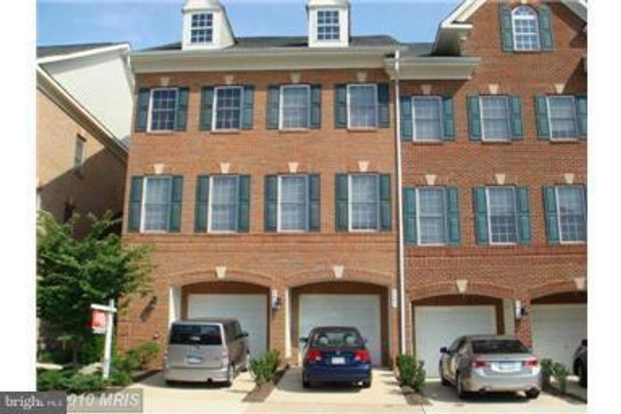 PRICE REDUCED.Lovely Brick front 4 level End unit 3 bed, 3.5 bath Town Home Style Condo in highly desirable location.   Fresh Paint, New Carpet, New appliances plus back splash just done.  Very quiet lot and well maintained.Hardwood floor, Ceiling fans and more... Master bedroom with sitting room & walk in closet, Basement with rec room.  Close to FF gov center in Fair Lakes, Fair Oaks Mal &Costco