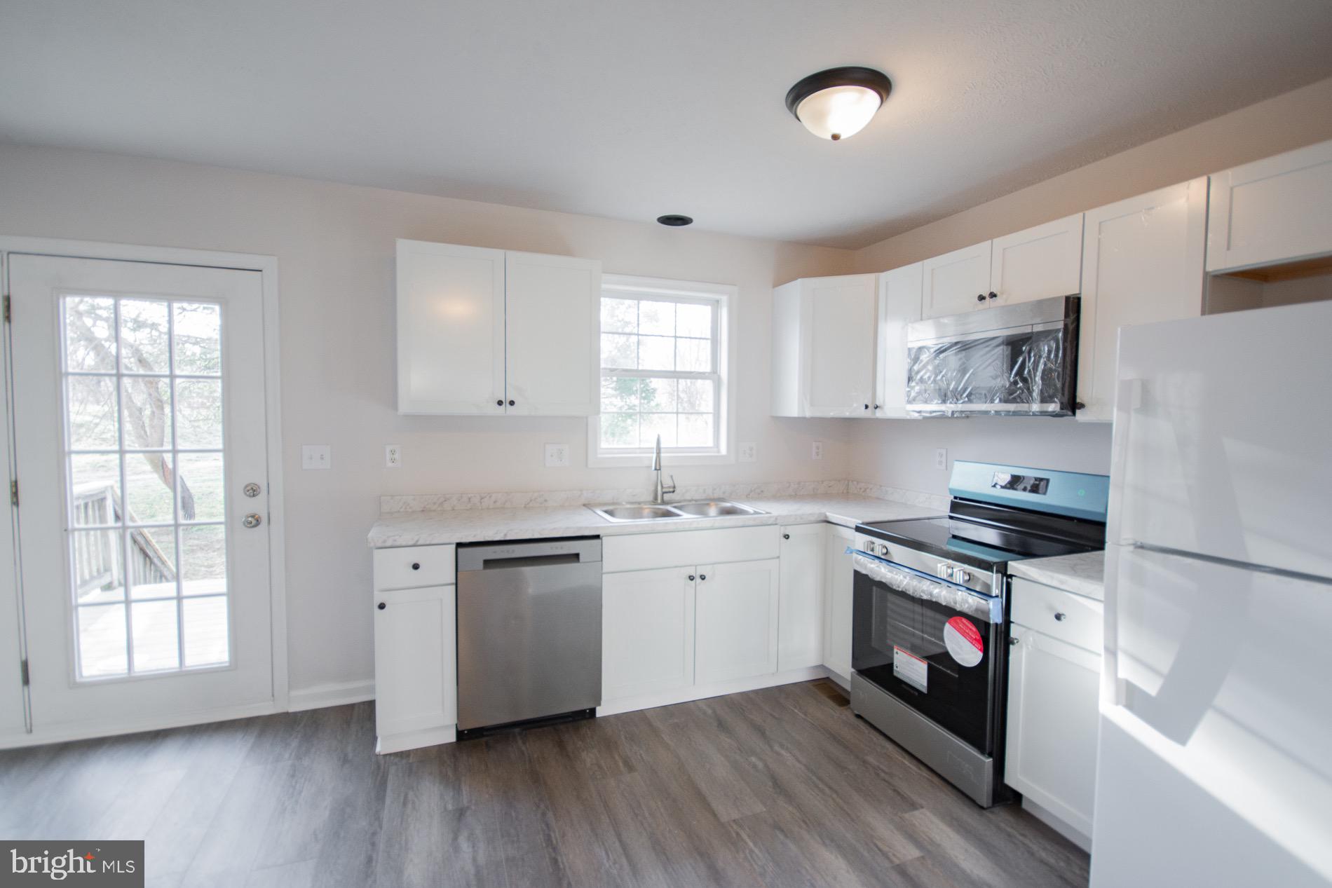 SOUTH QUEEN TOWNHOUSES - Residential Lease