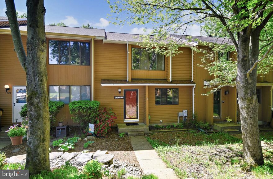 Outstanding 3 bed + 2.5 BA -  Sunny open-floor plan with wooded views! Kitchen with GRANITE COUNTERTOPS, Cool Matching Back Splash and Stainless Appliances with Slim Line Microwave -- , dining area and living room on main level opens to large rear-deck with wooded views. The upper level has 3 spacious bedrooms each with ceiling fans and 2.5 BA. Awesome LARGE recreation room in lower level steps out to rear patio. Laundry room & storage also downstairs. 2 assigned parking spaces. Close to Down town Annapolis, Naval Academy, the Chesapeake Bay, and lots of fresh air. -- Close to the OCEAN.