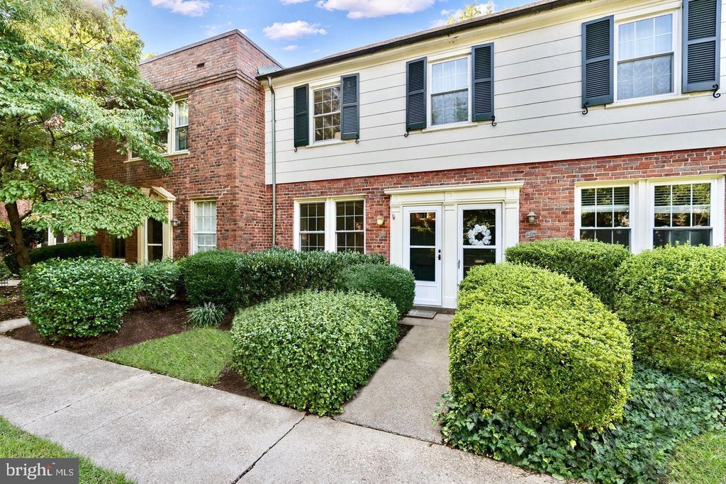 Photo of 1401 S Edgewood Street #485, ARLINGTON, VA 22204 (MLS # VAAR2064656)
