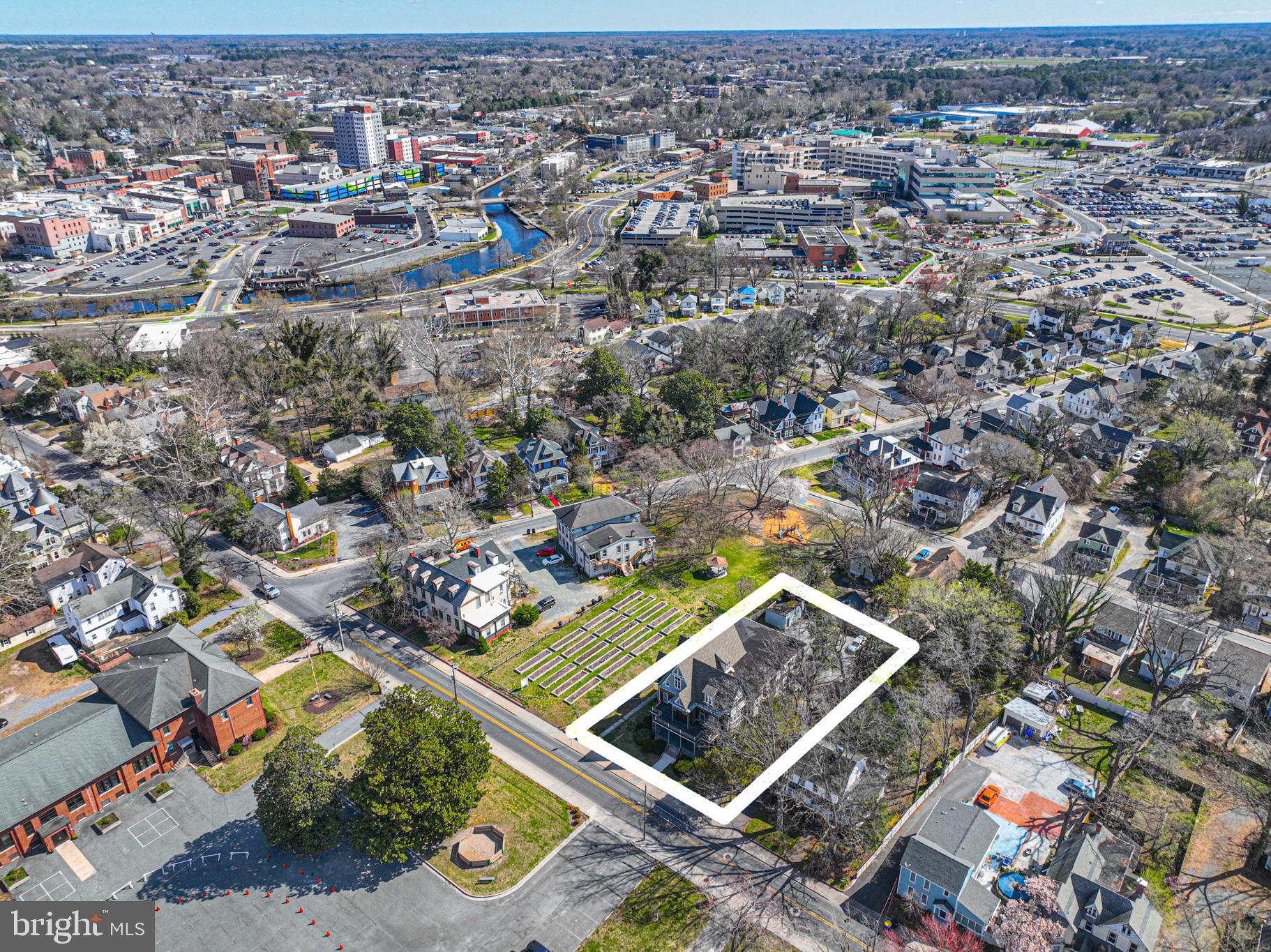 Main image without alt text