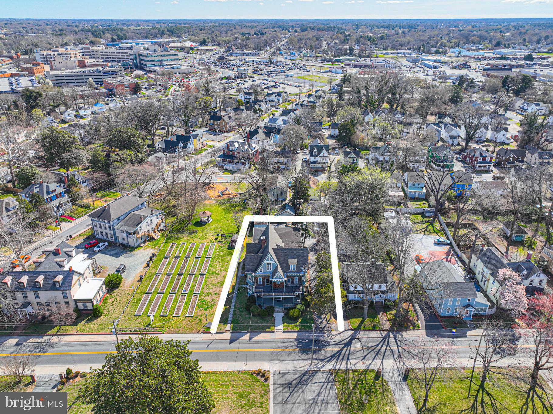 Main image without alt text