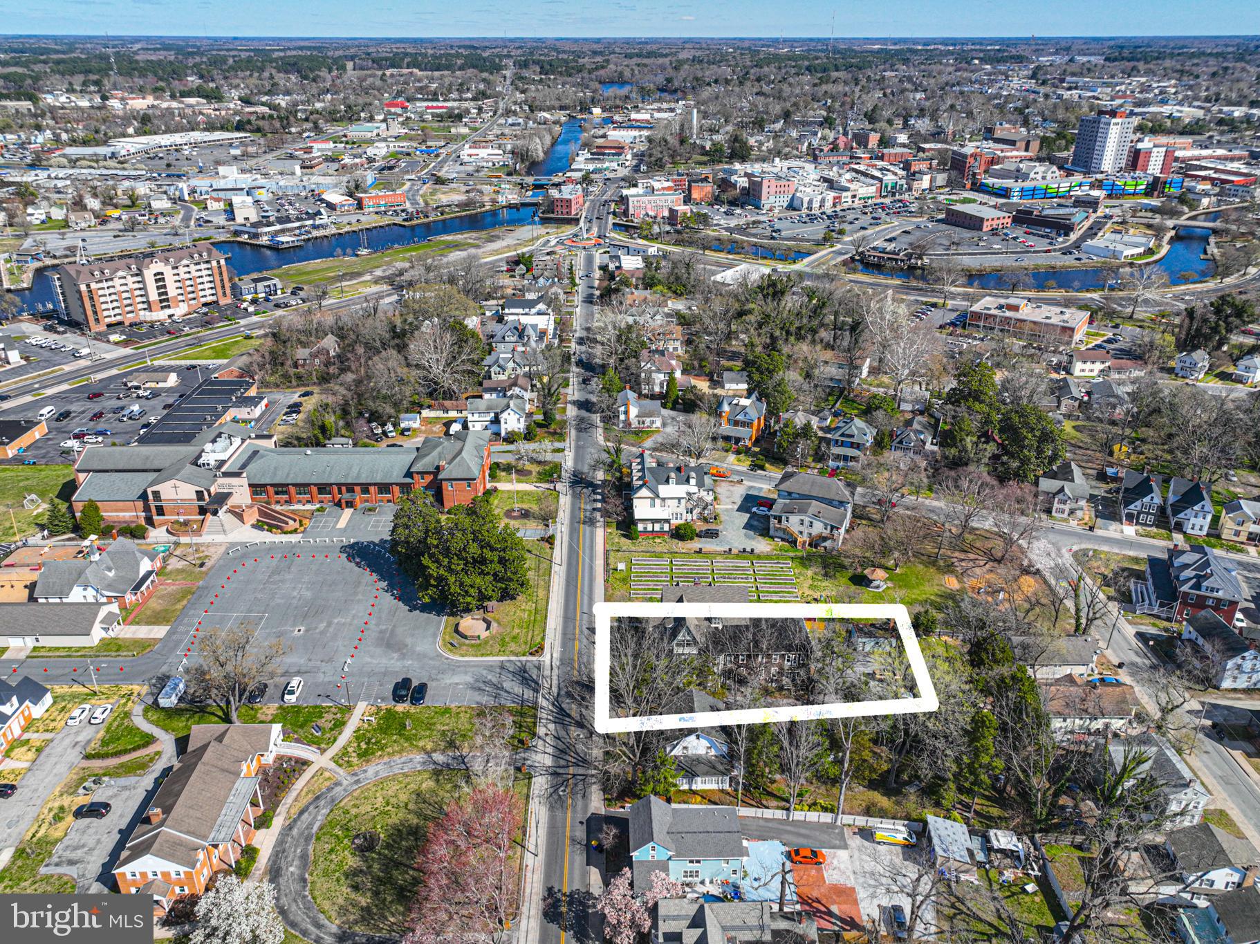 Main image without alt text