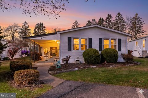 Homes For Sale - 2 Hickory Hills Drive<br/> Northampton County, BATH, PA 18014