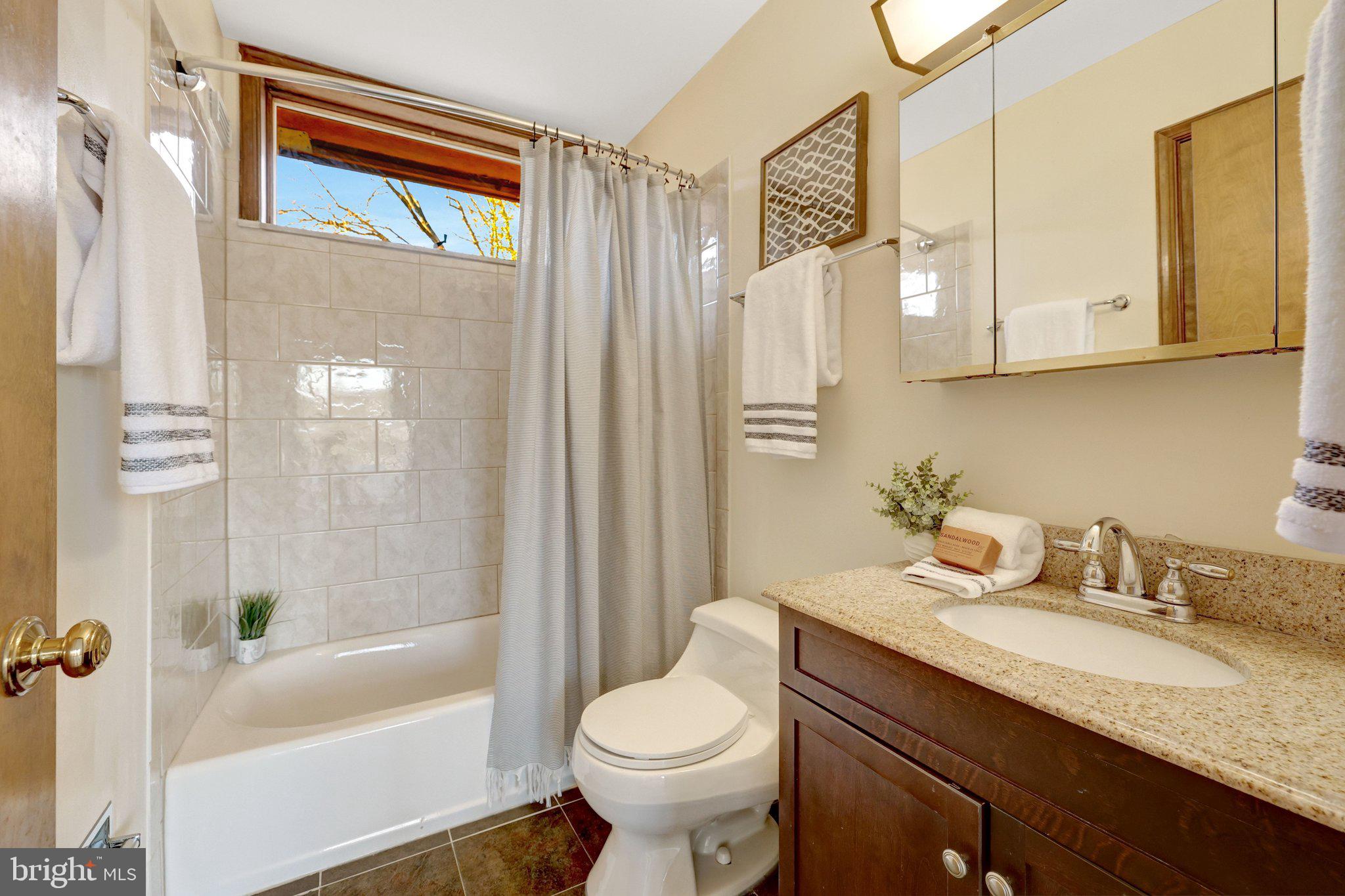 LAKE BARCROFT - Residential