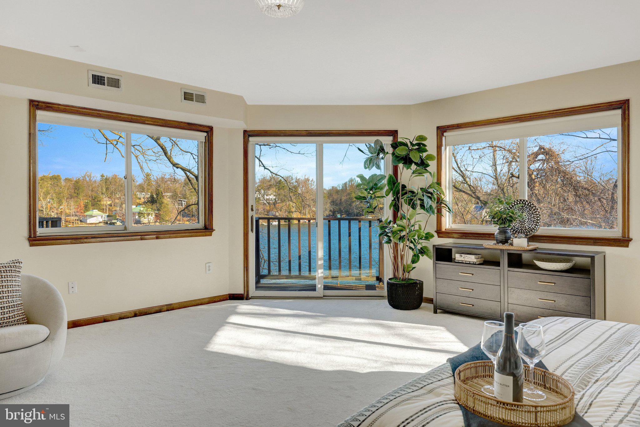 LAKE BARCROFT - Residential