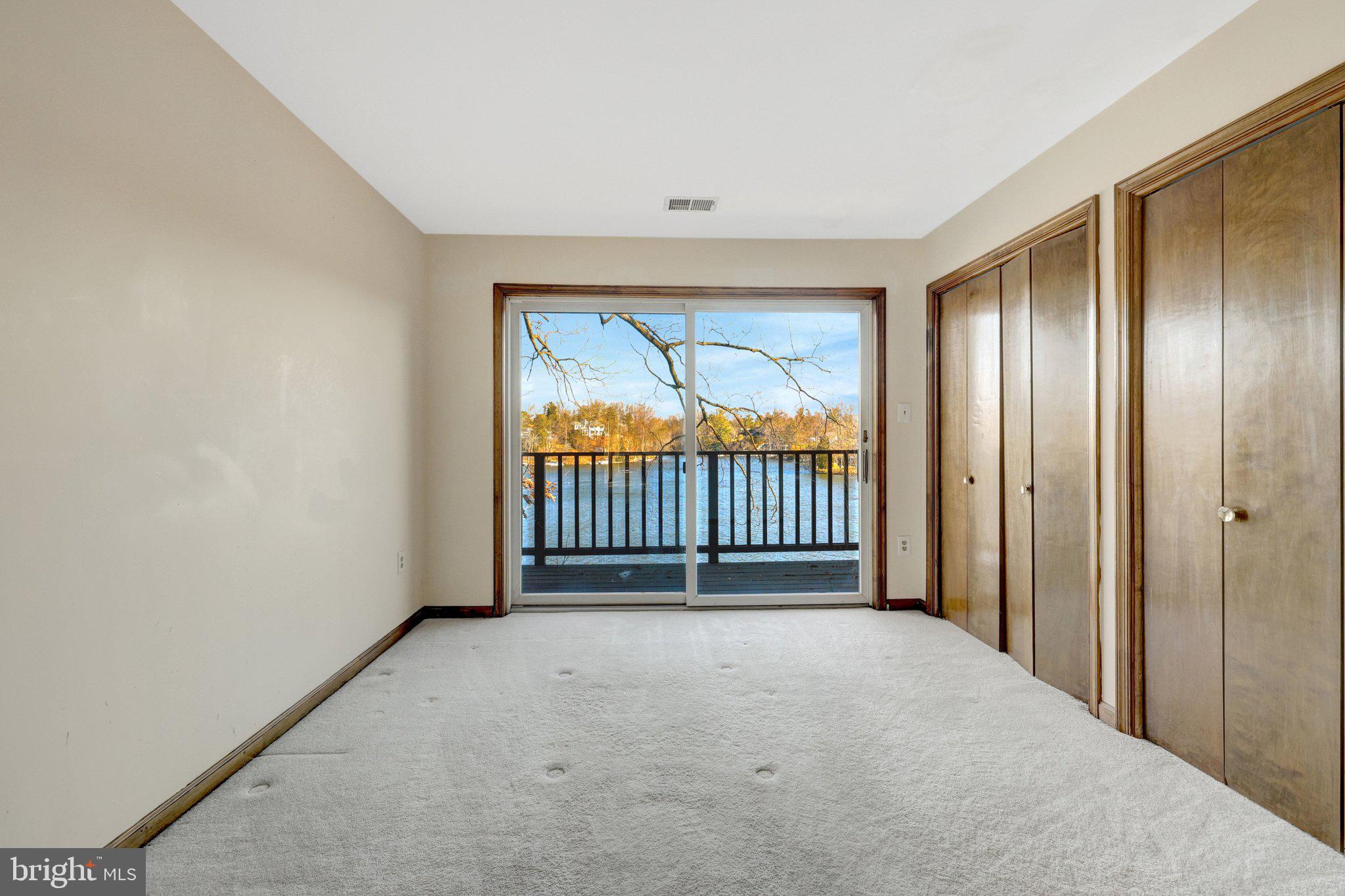 LAKE BARCROFT - Residential