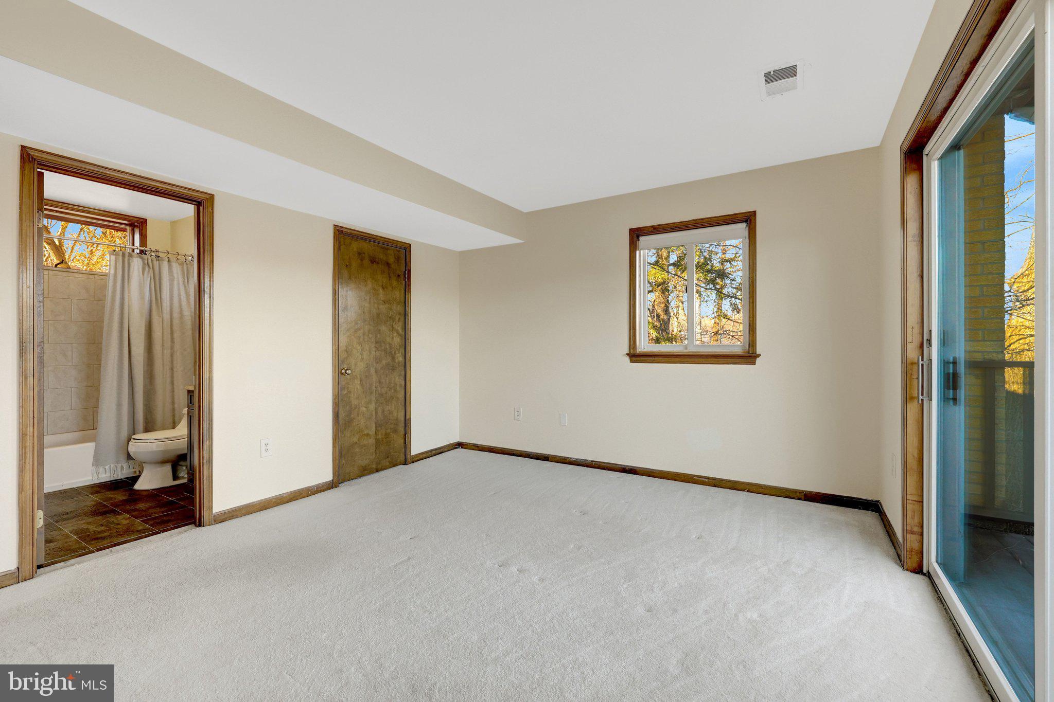 LAKE BARCROFT - Residential