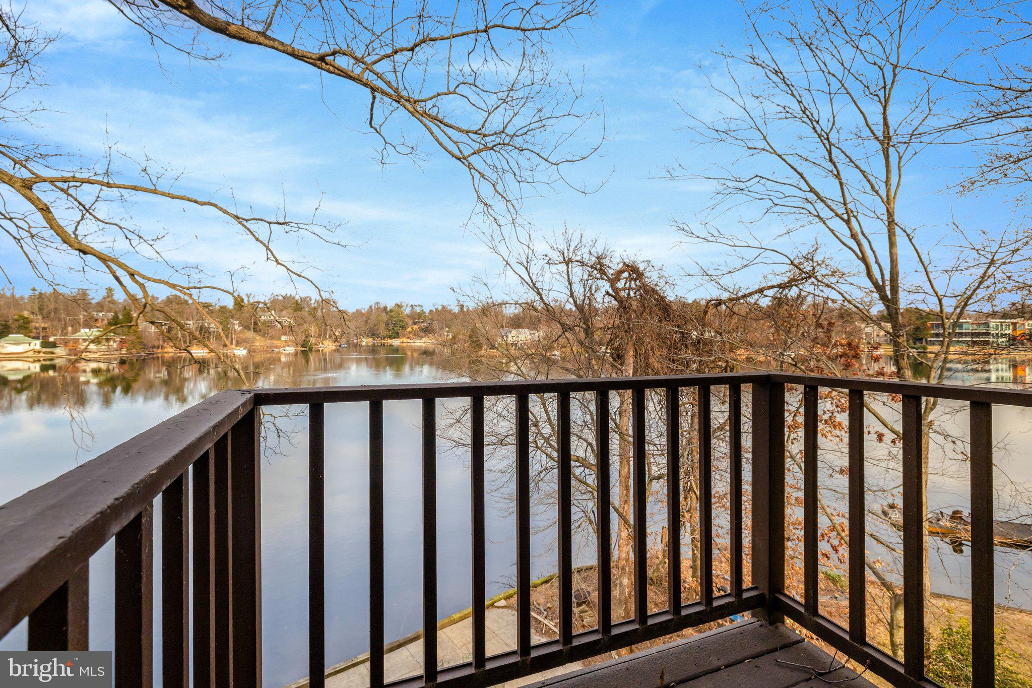 LAKE BARCROFT - Residential