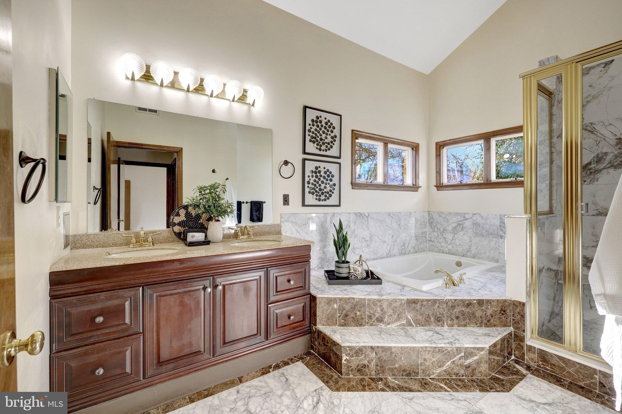 LAKE BARCROFT - Residential