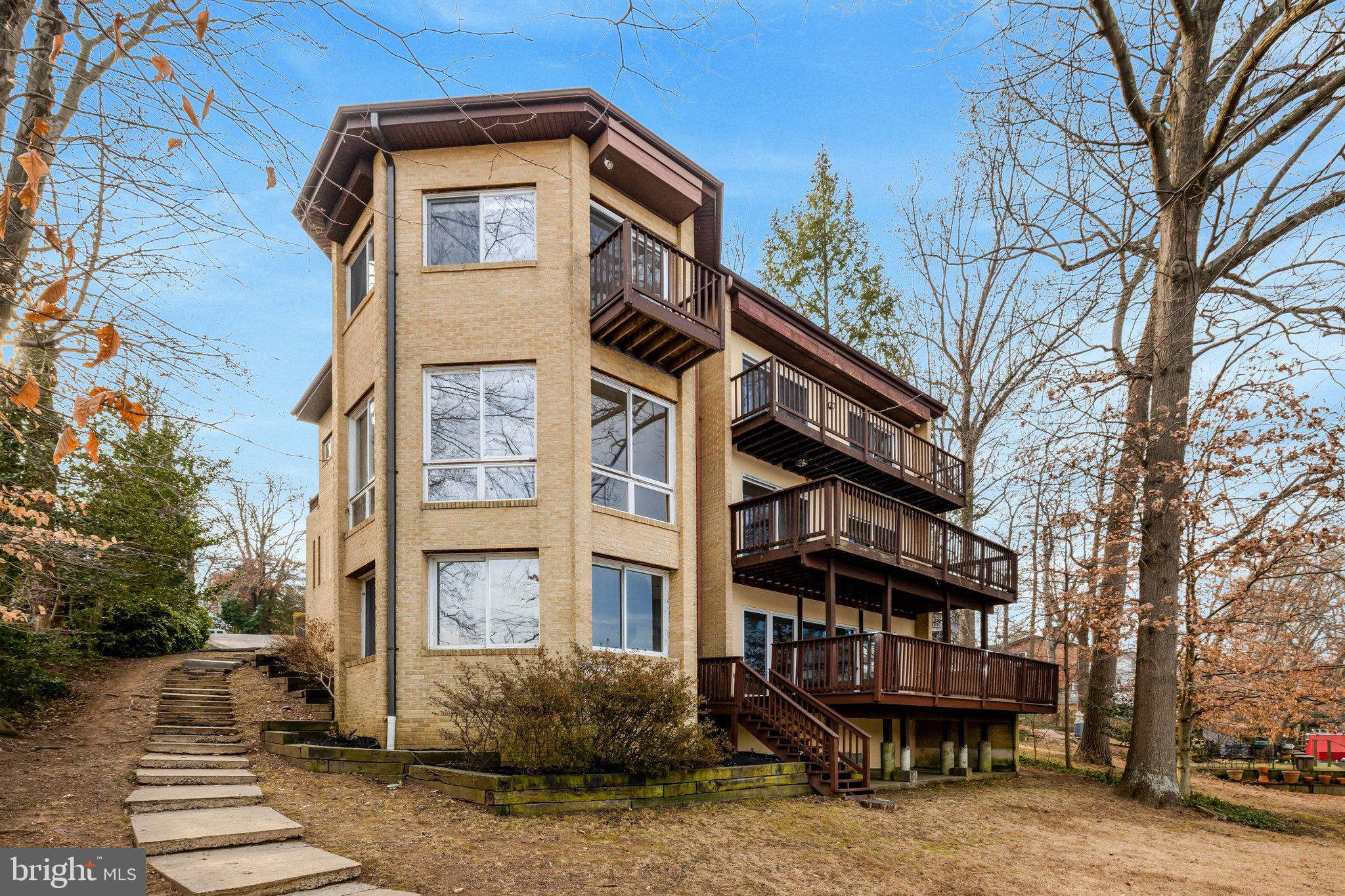 LAKE BARCROFT - Residential