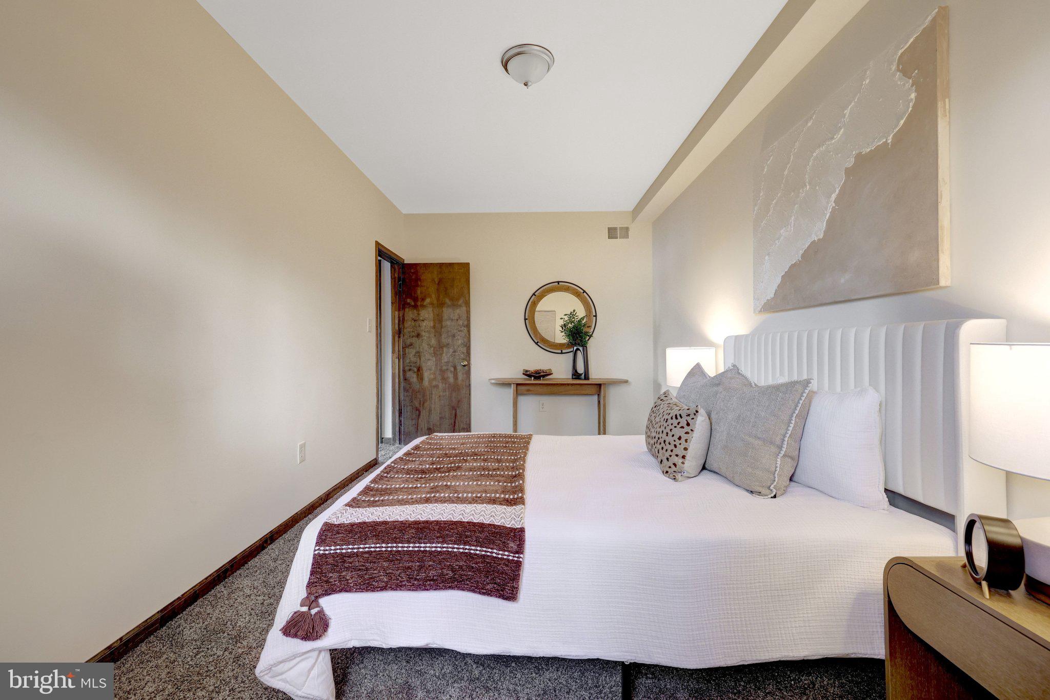 LAKE BARCROFT - Residential