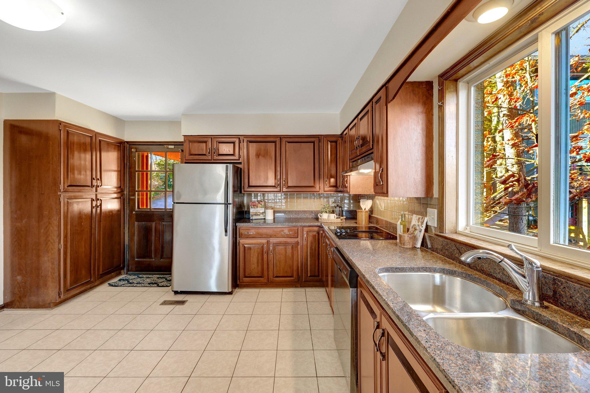 LAKE BARCROFT - Residential