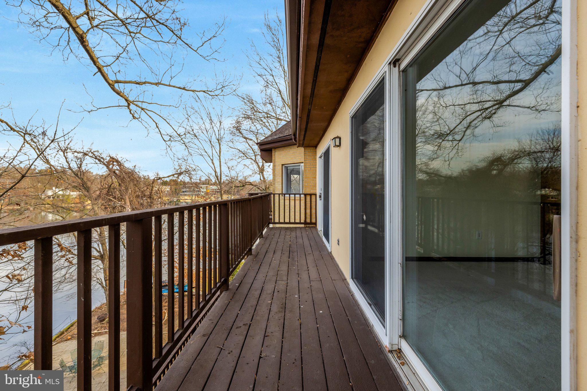 LAKE BARCROFT - Residential