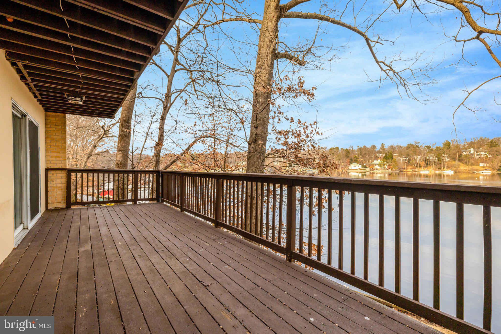 LAKE BARCROFT - Residential