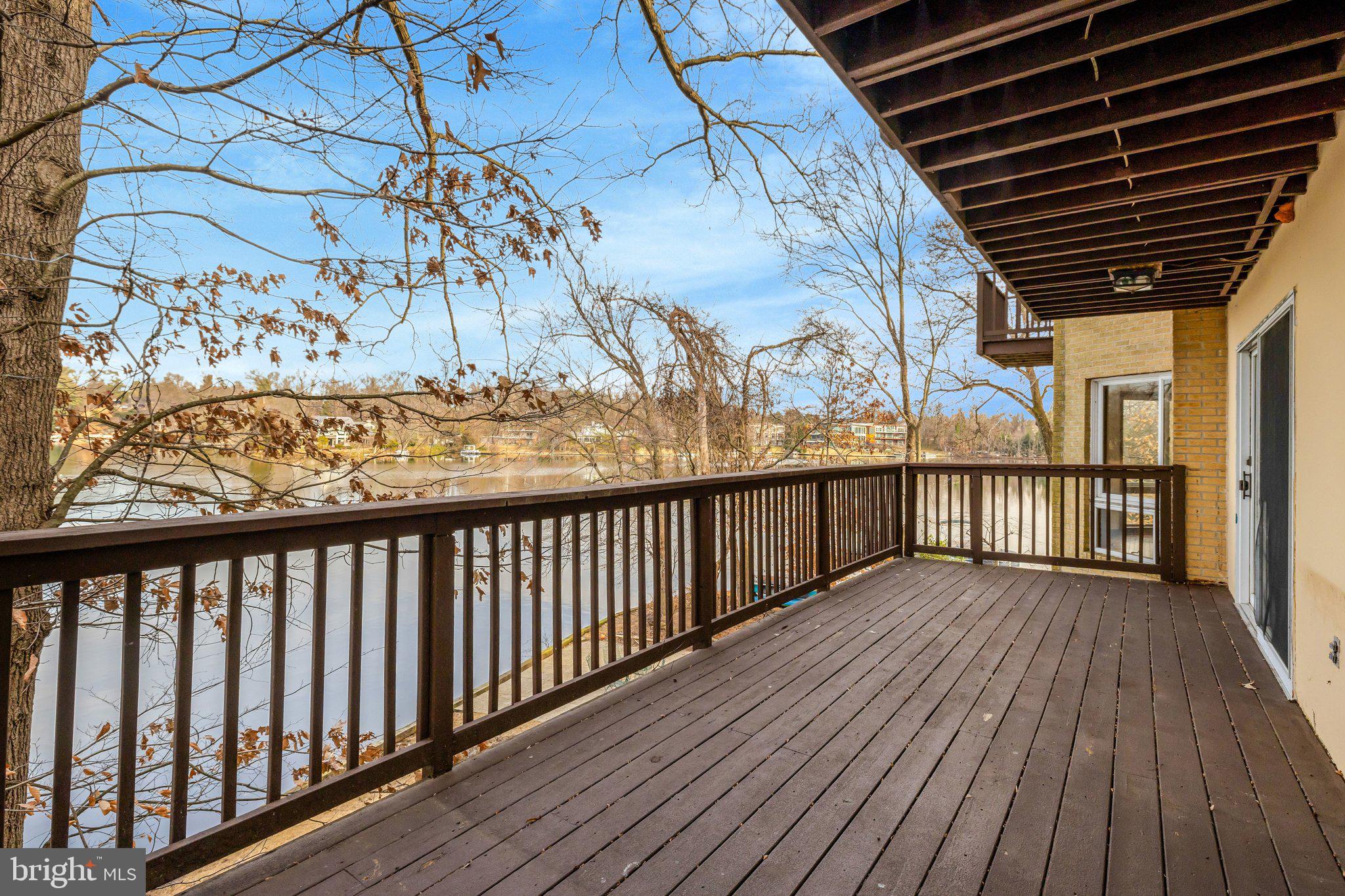 LAKE BARCROFT - Residential