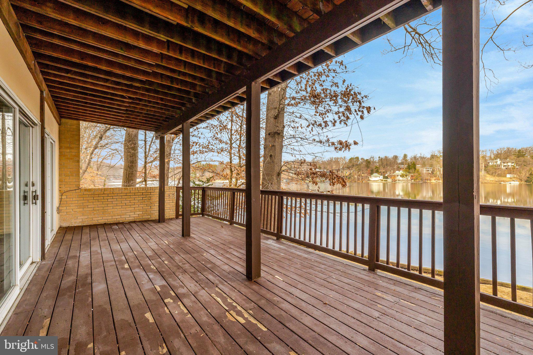 LAKE BARCROFT - Residential