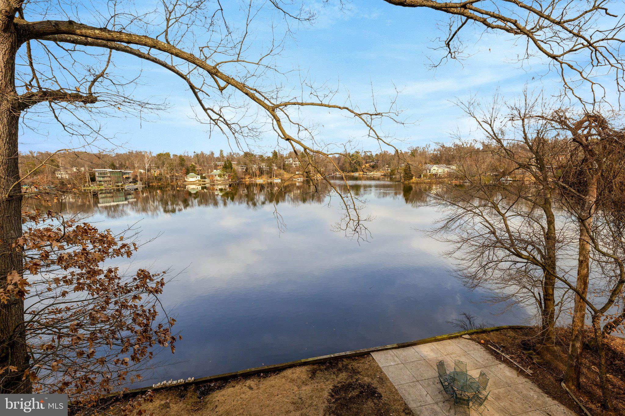 LAKE BARCROFT - Residential