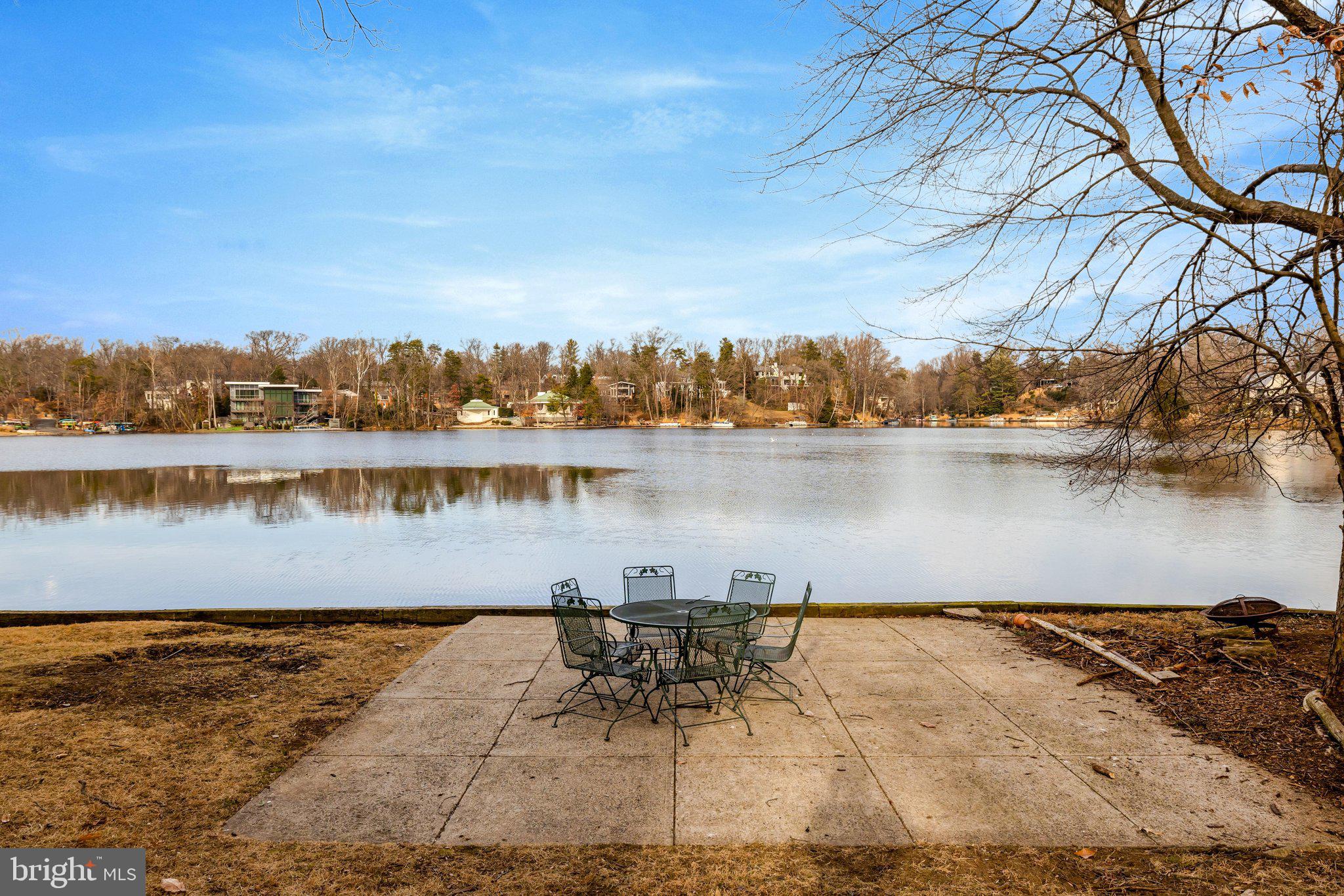 LAKE BARCROFT - Residential