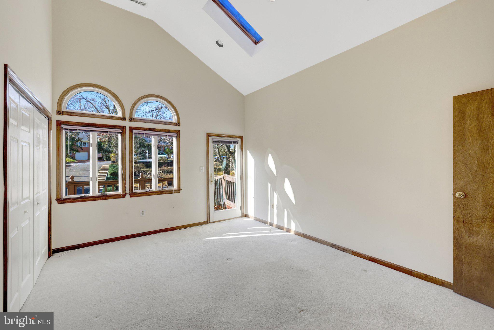 LAKE BARCROFT - Residential