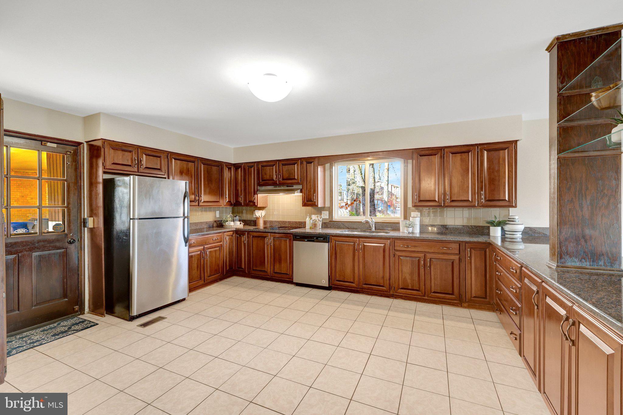 LAKE BARCROFT - Residential