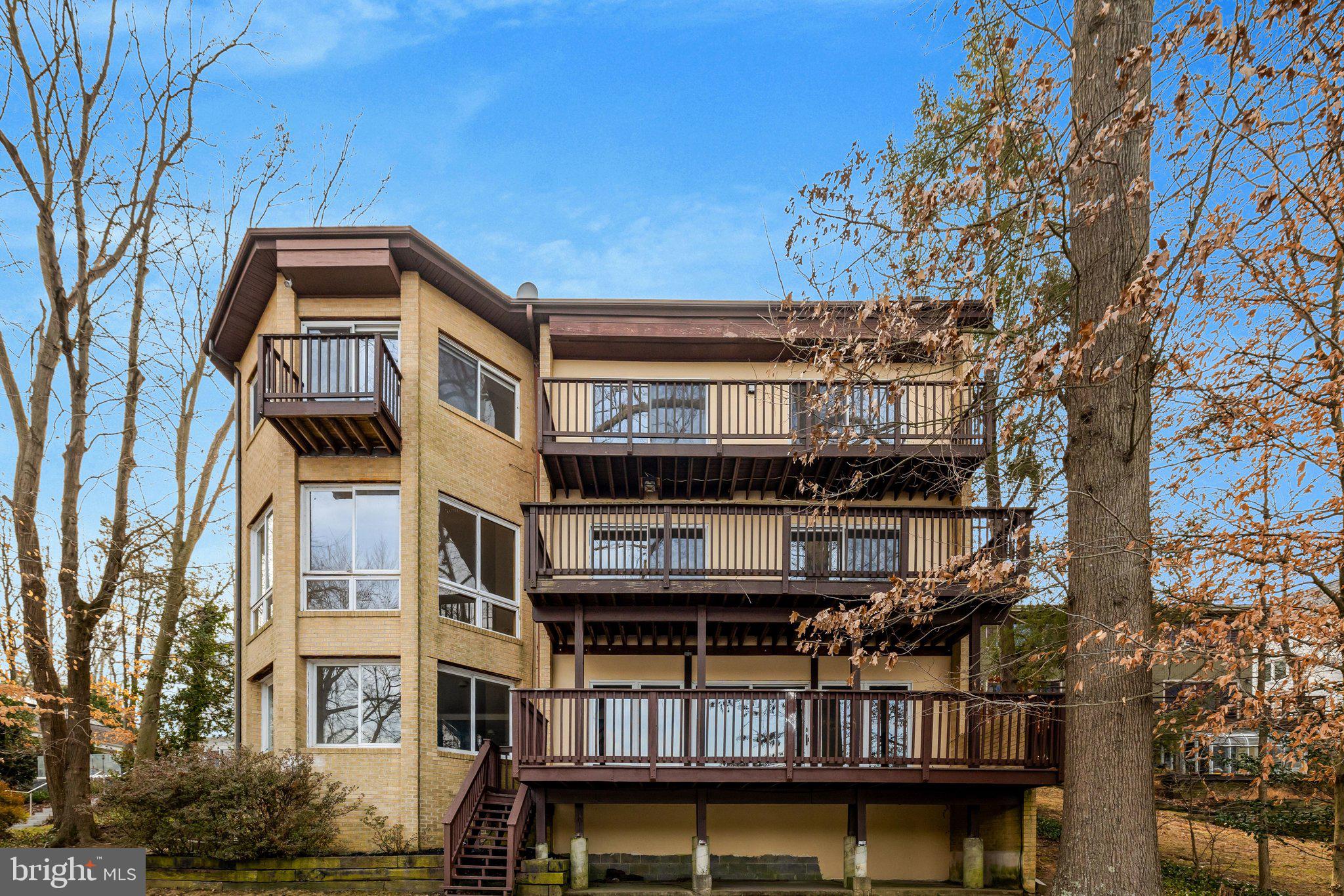 LAKE BARCROFT - Residential