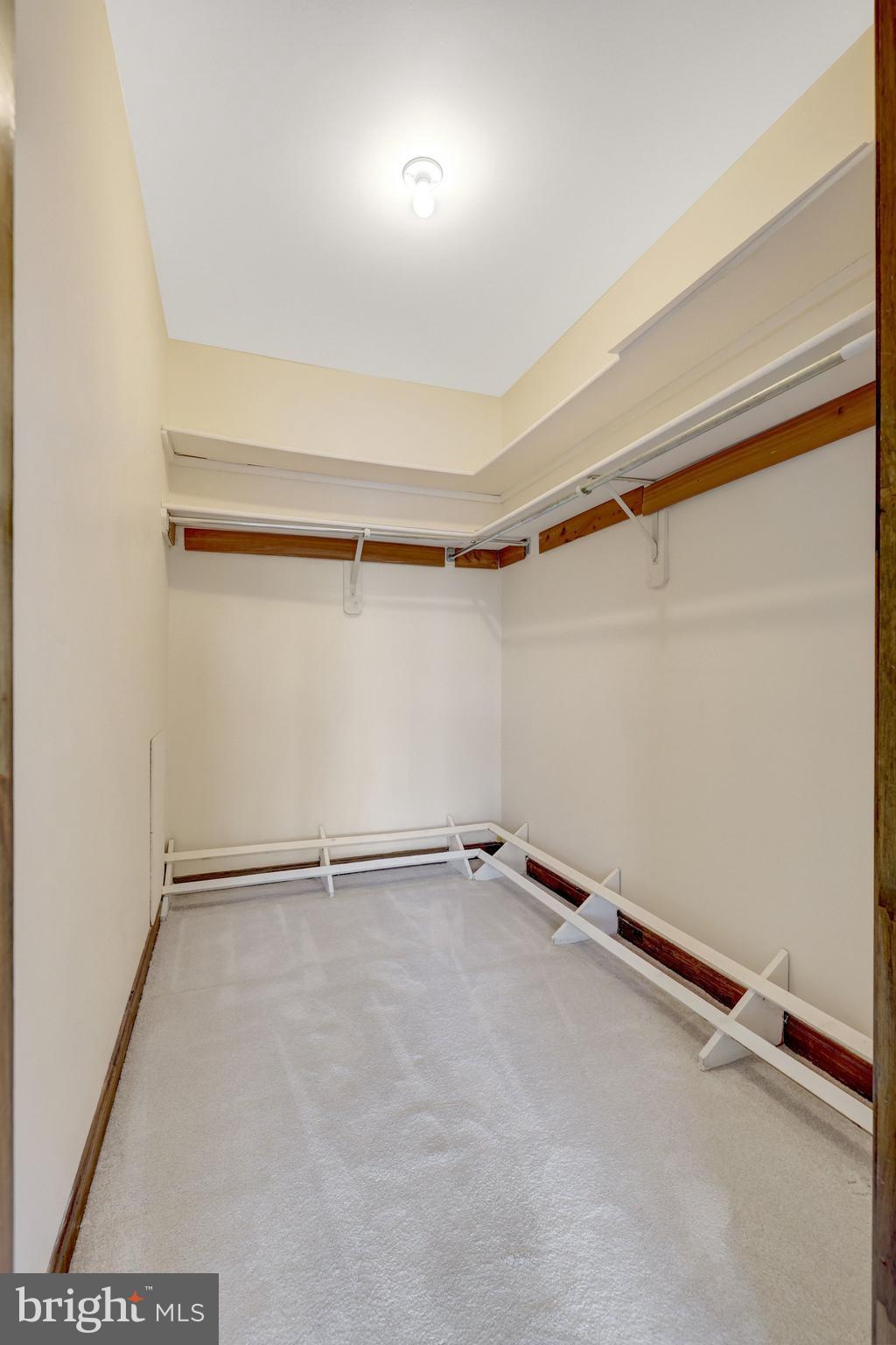 LAKE BARCROFT - Residential