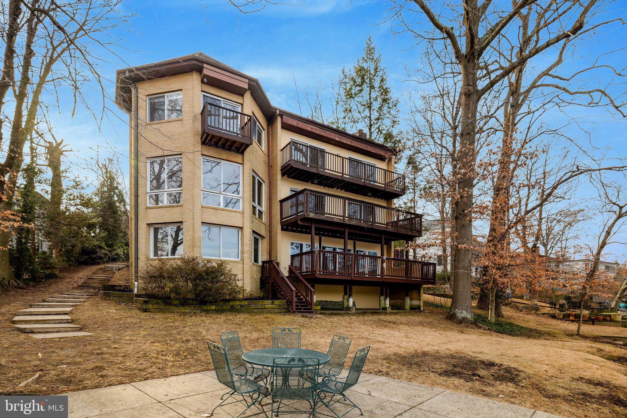 LAKE BARCROFT - Residential