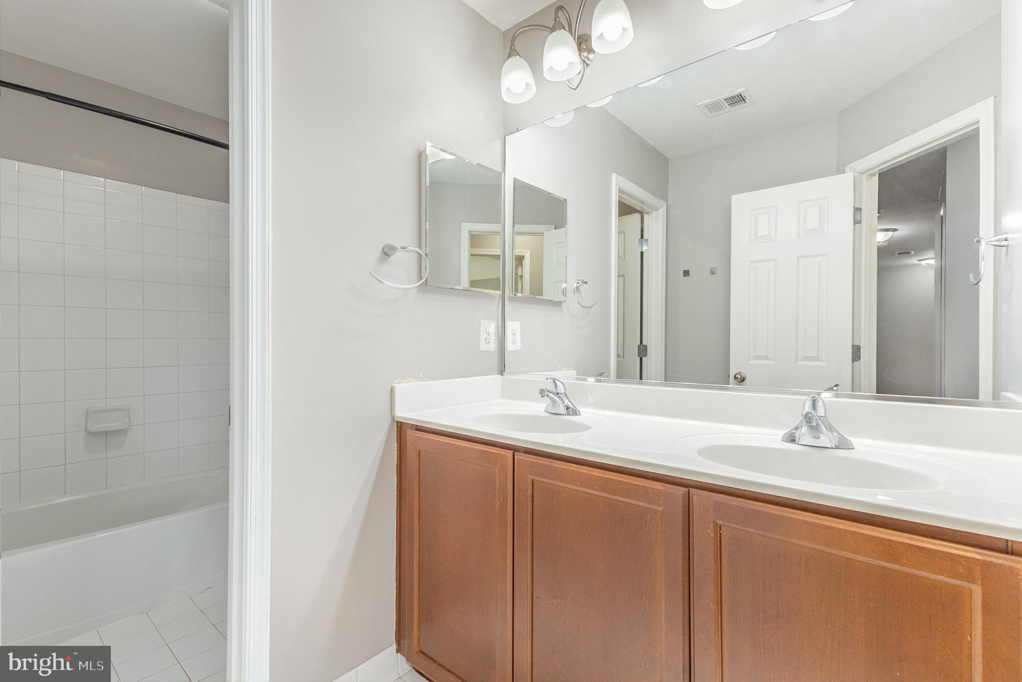 LAKE POINT ROUND HILL - Residential